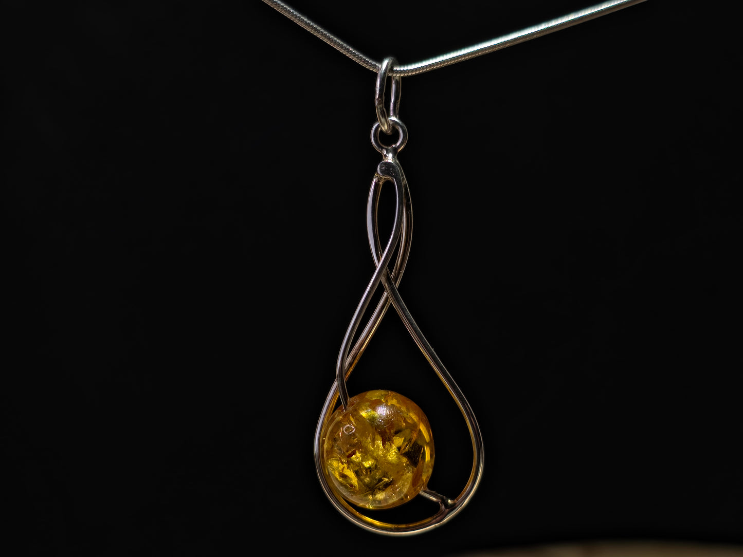 Handgemaakte hanger van 925 sterling zilver met amber – minimalistisch en elegant