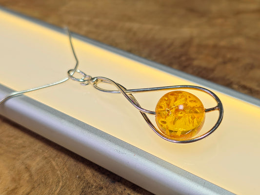 Handgemaakte hanger van 925 sterling zilver met amber – minimalistisch en elegant