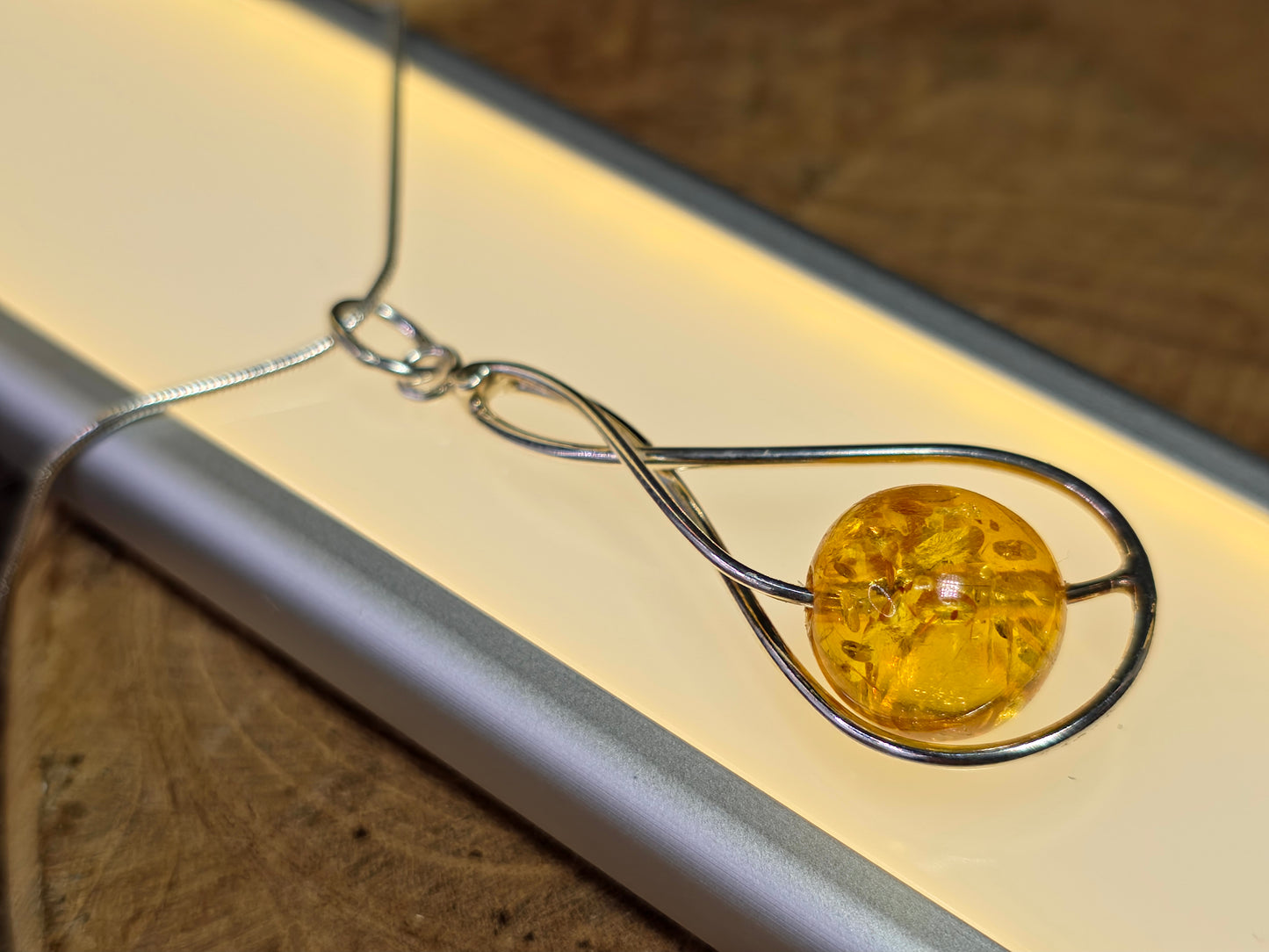 Handgemaakte hanger van 925 sterling zilver met amber – minimalistisch en elegant