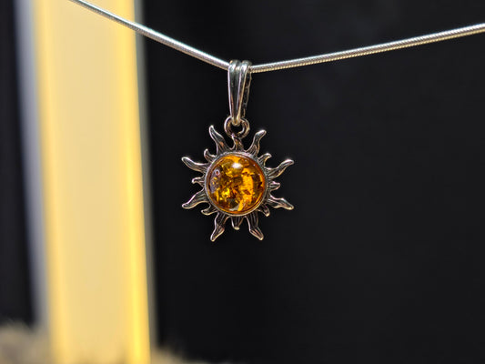Handgemaakte hanger van 925 sterling zilver met Baltische amber – zonmotief