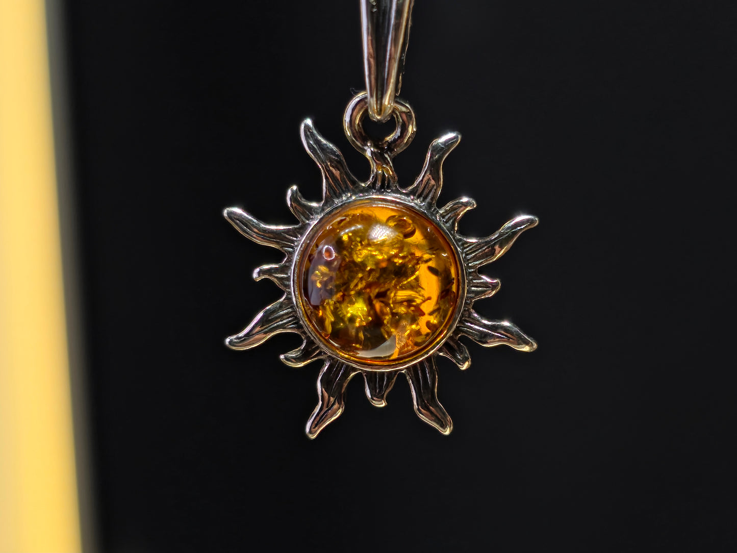 Handgemaakte hanger van 925 sterling zilver met Baltische amber – zonmotief