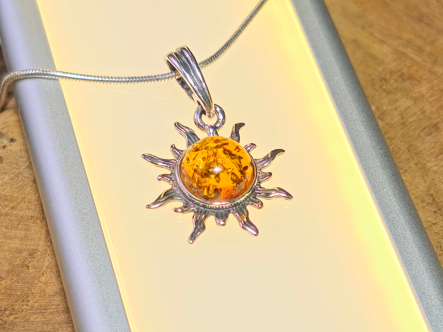 Handgemaakte hanger van 925 sterling zilver met Baltische amber – zonmotief