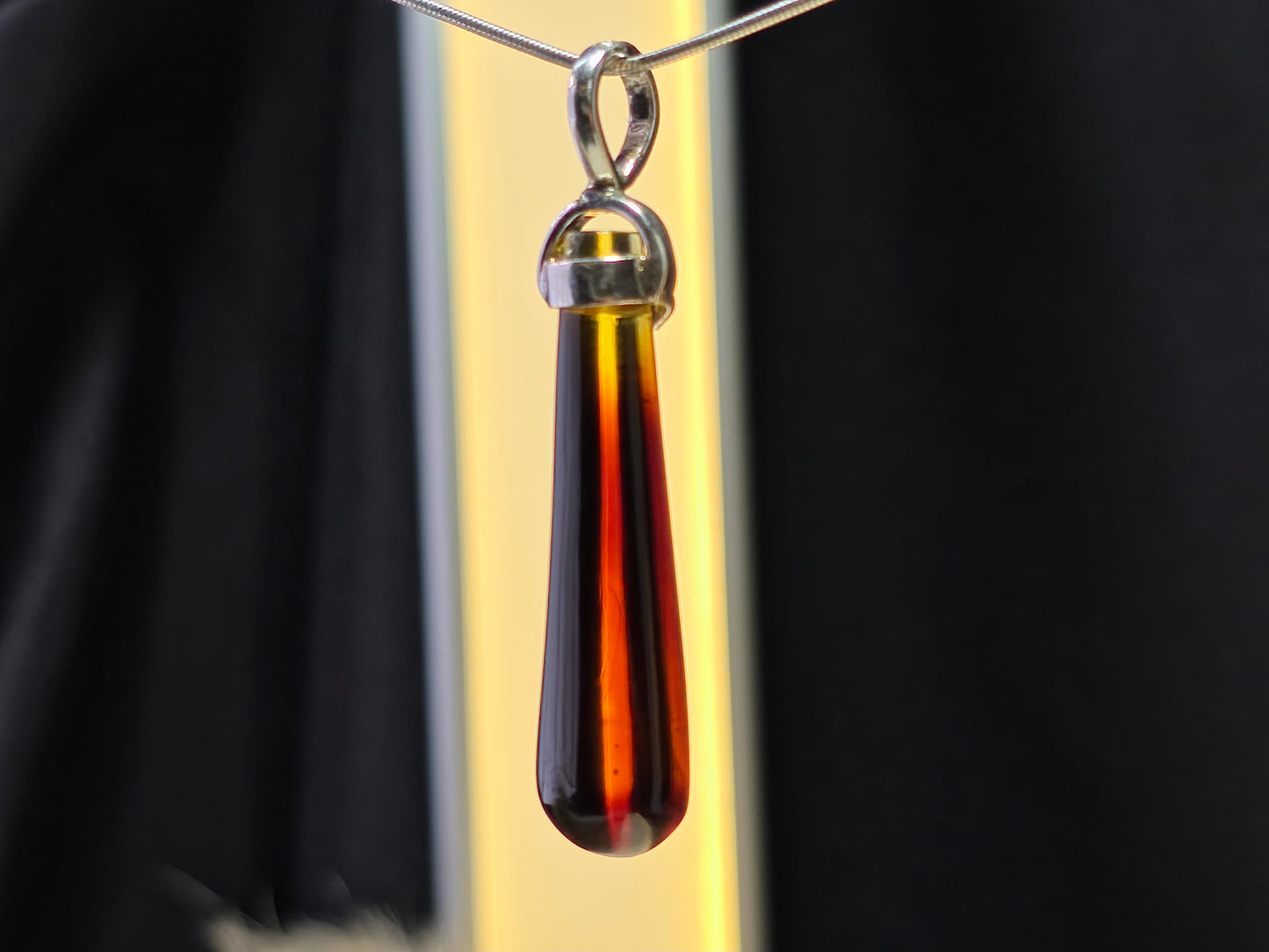 Handgemaakte hanger van 925 sterling zilver met amber – verfijnd en tijdloos