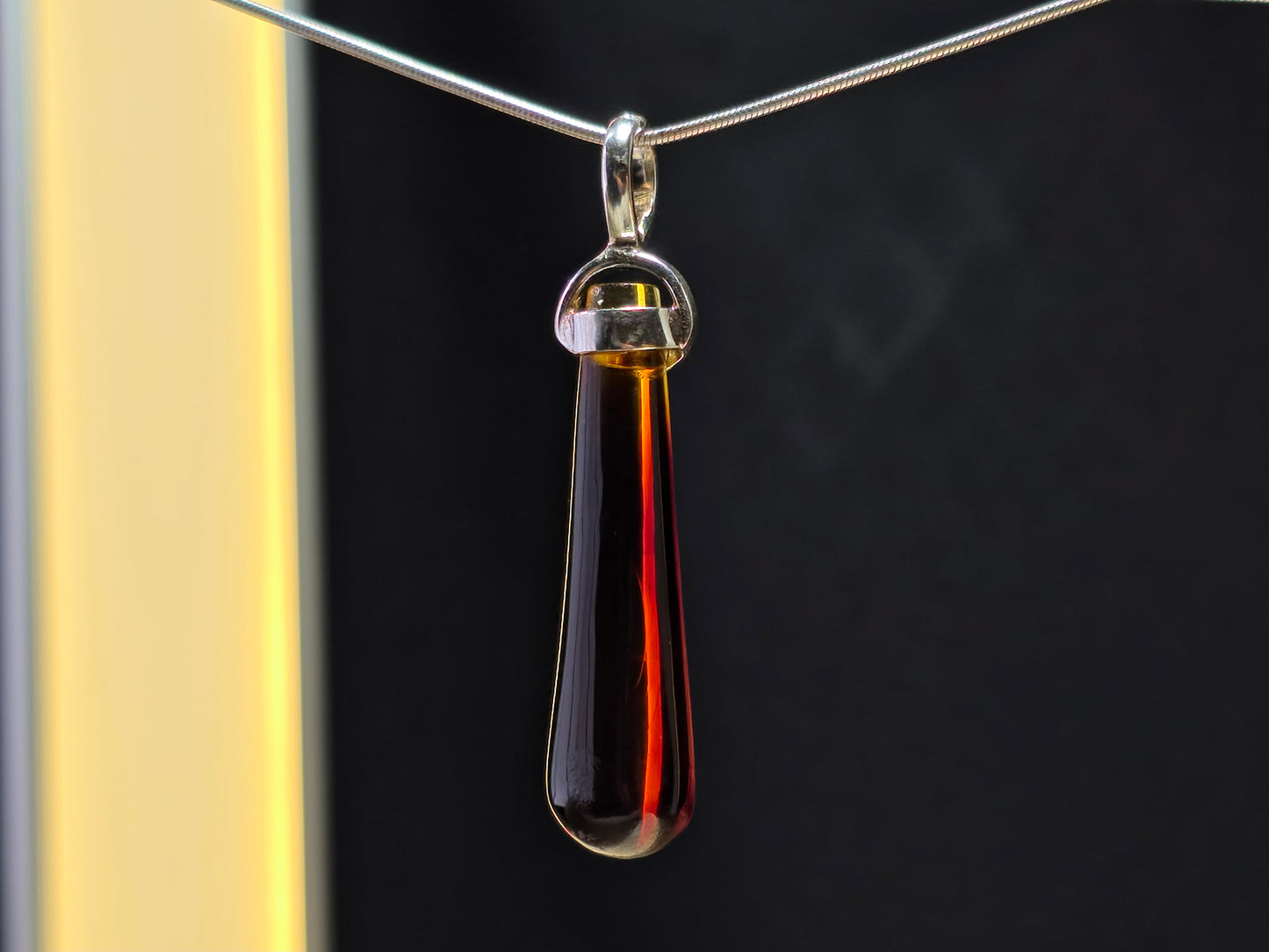 Handgemaakte hanger van 925 sterling zilver met amber – verfijnd en tijdloos