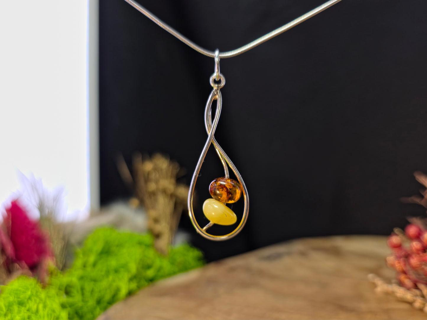 Handgemaakte hanger van 925 sterling zilver met Baltische amber – organisch en tijdloos