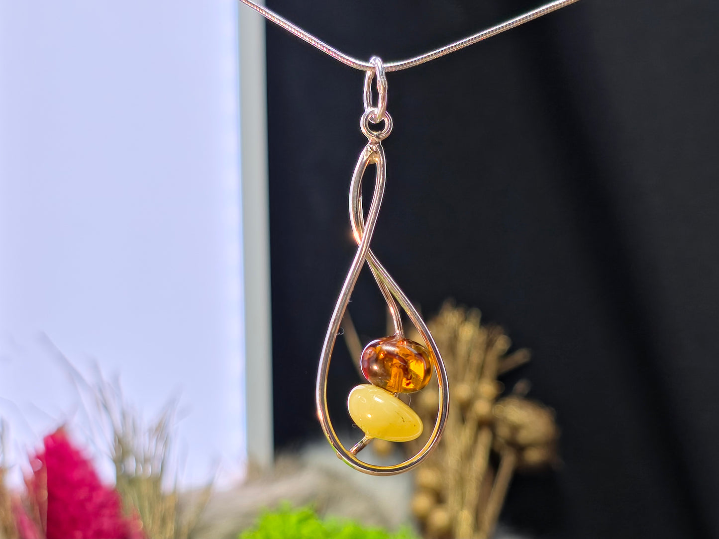 Handgemaakte hanger van 925 sterling zilver met Baltische amber – organisch en tijdloos