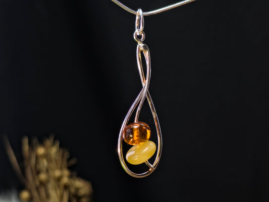 Handgemaakte hanger van 925 sterling zilver met Baltische amber – organisch en tijdloos