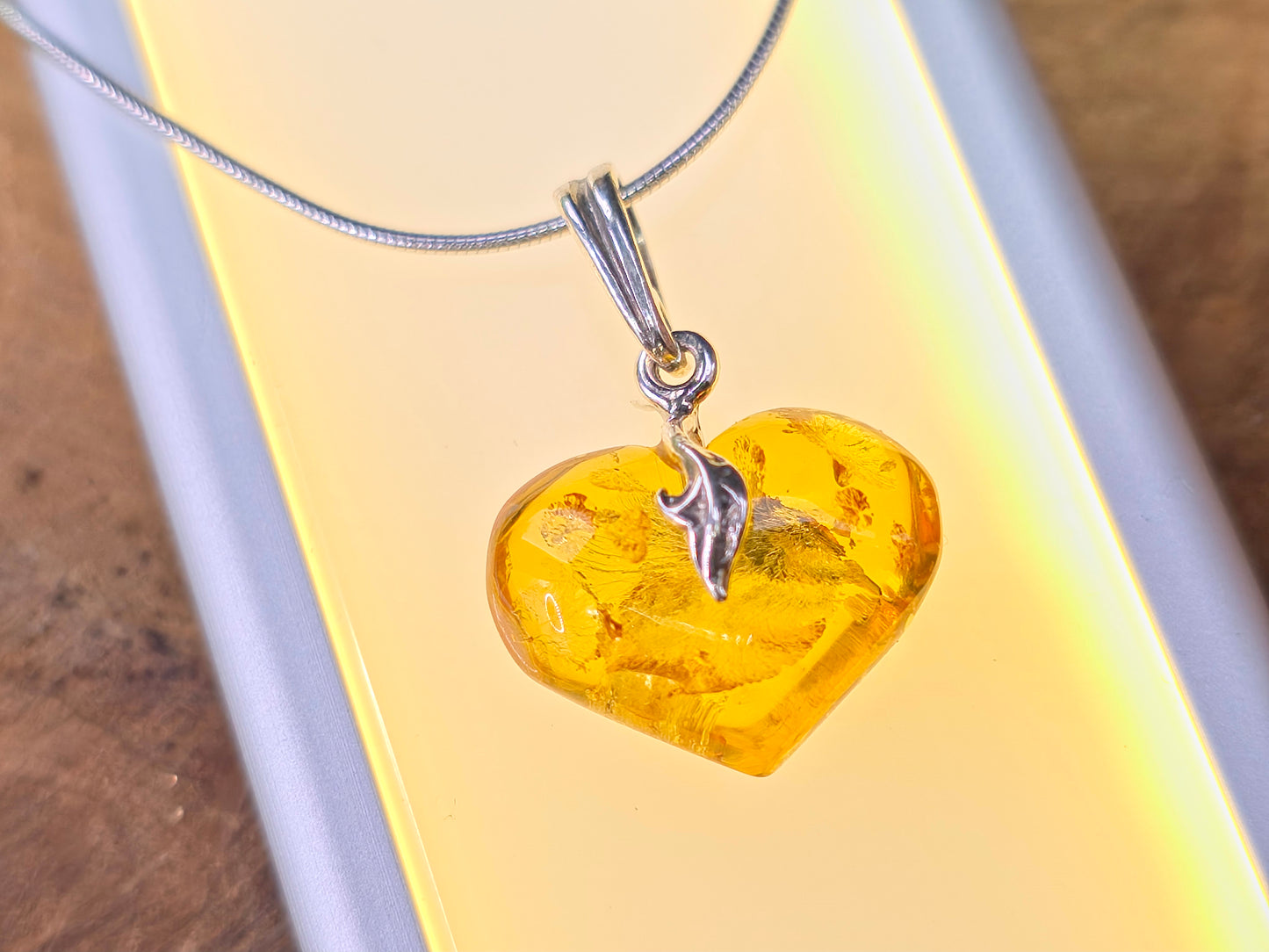 Handgemaakte hanger van 925 sterling zilver met Baltische amber – hart | Natuurlijk & tijdloos