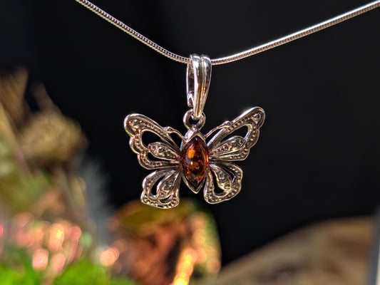 Handgemaakte hanger 925 sterling zilver met Baltische barnsteen – vlinder | Natuurlijk & elegant