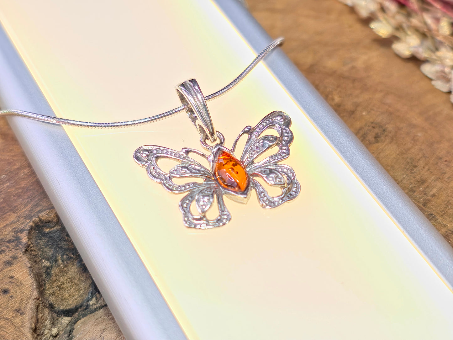 Handgemaakte hanger 925 sterling zilver met Baltische barnsteen – vlinder | Natuurlijk & elegant