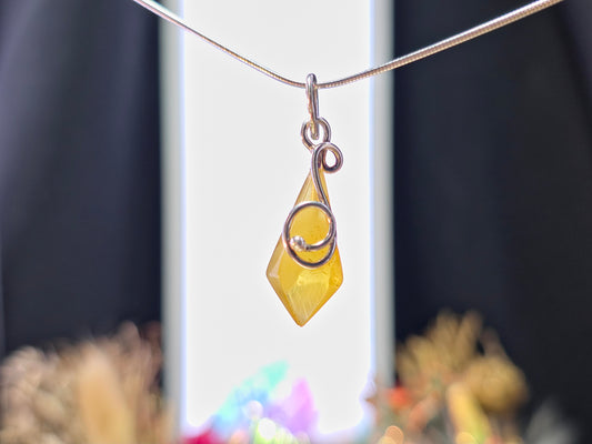 Handgemaakte hanger van 925 sterling zilver met Baltische amber – minimalistisch en natuurlijk