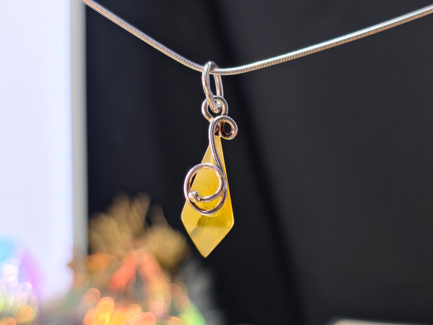 Handgemaakte hanger van 925 sterling zilver met Baltische amber – minimalistisch en natuurlijk