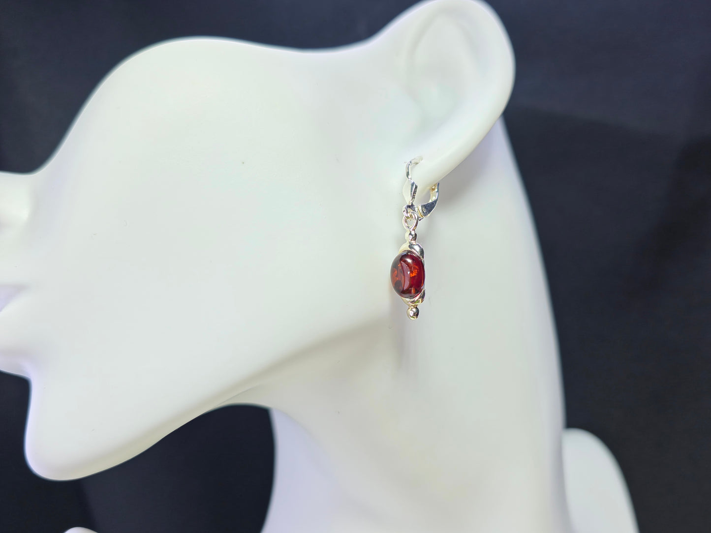 Handgemaakte oorbellen van 925 sterling zilver met Baltische amber – elegant en tijdloos