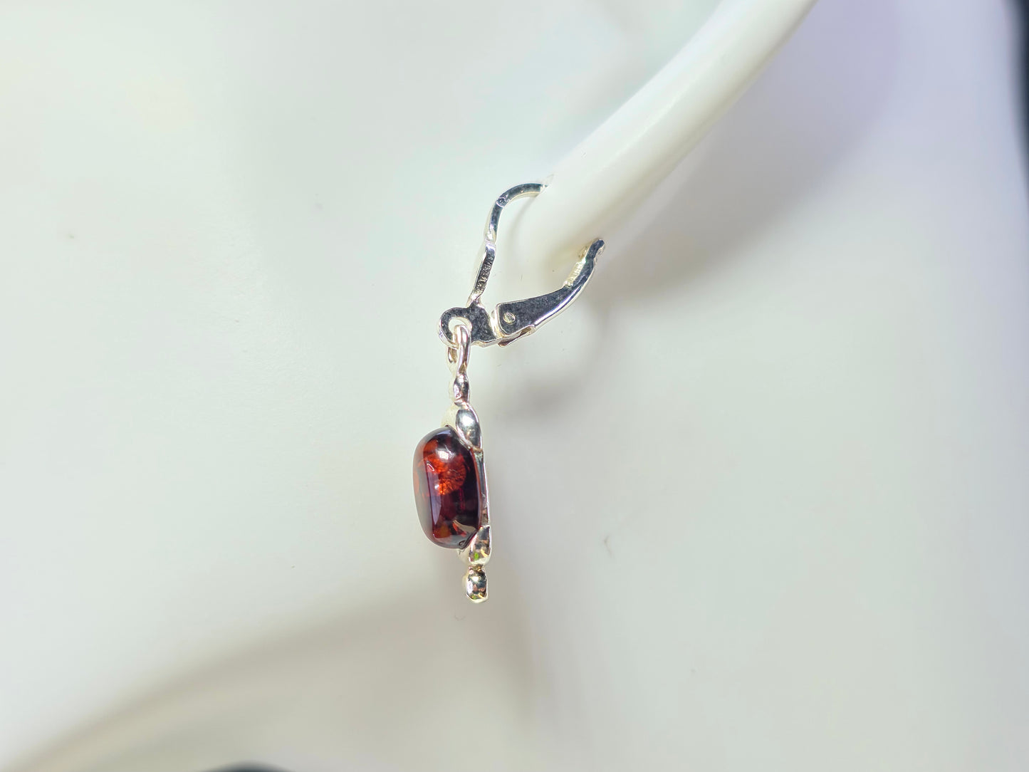 Handgemaakte oorbellen van 925 sterling zilver met Baltische amber – elegant en tijdloos
