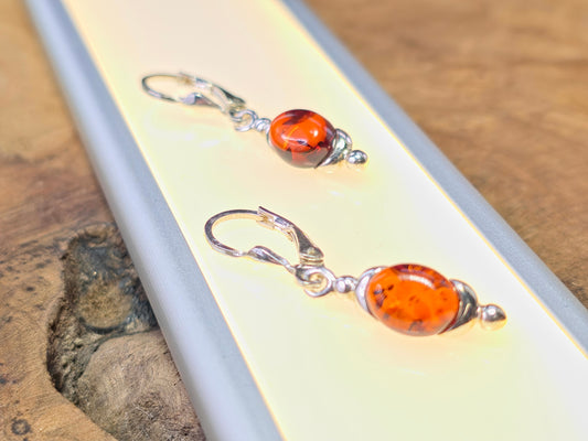 Handgemaakte oorbellen van 925 sterling zilver met Baltische amber – elegant en tijdloos