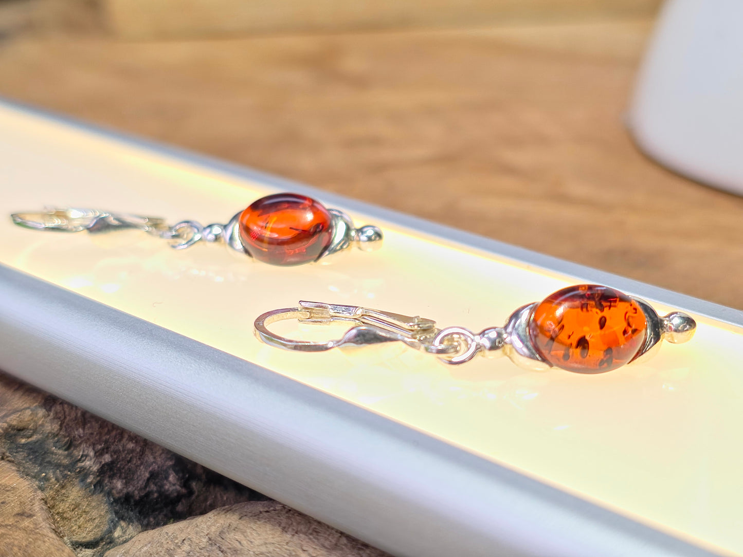 Handgemaakte oorbellen van 925 sterling zilver met Baltische amber – elegant en tijdloos