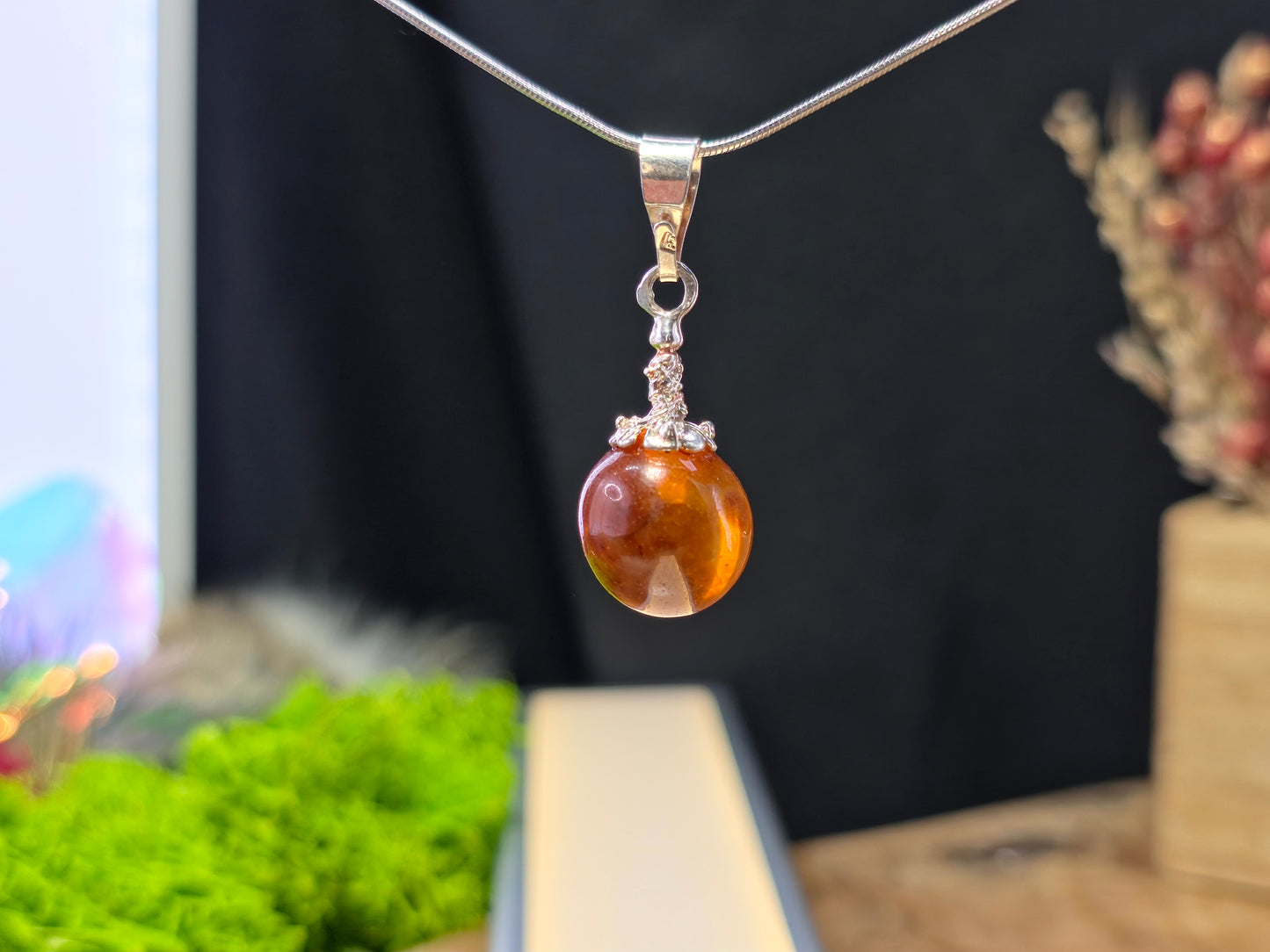 Handgemaakte hanger van 925 sterling zilver met Baltische amber – warm cognac & tijdloos design