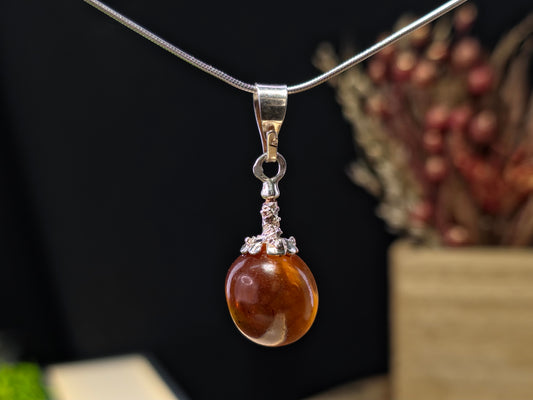 Handgemaakte hanger van 925 sterling zilver met Baltische amber – warm cognac & tijdloos design