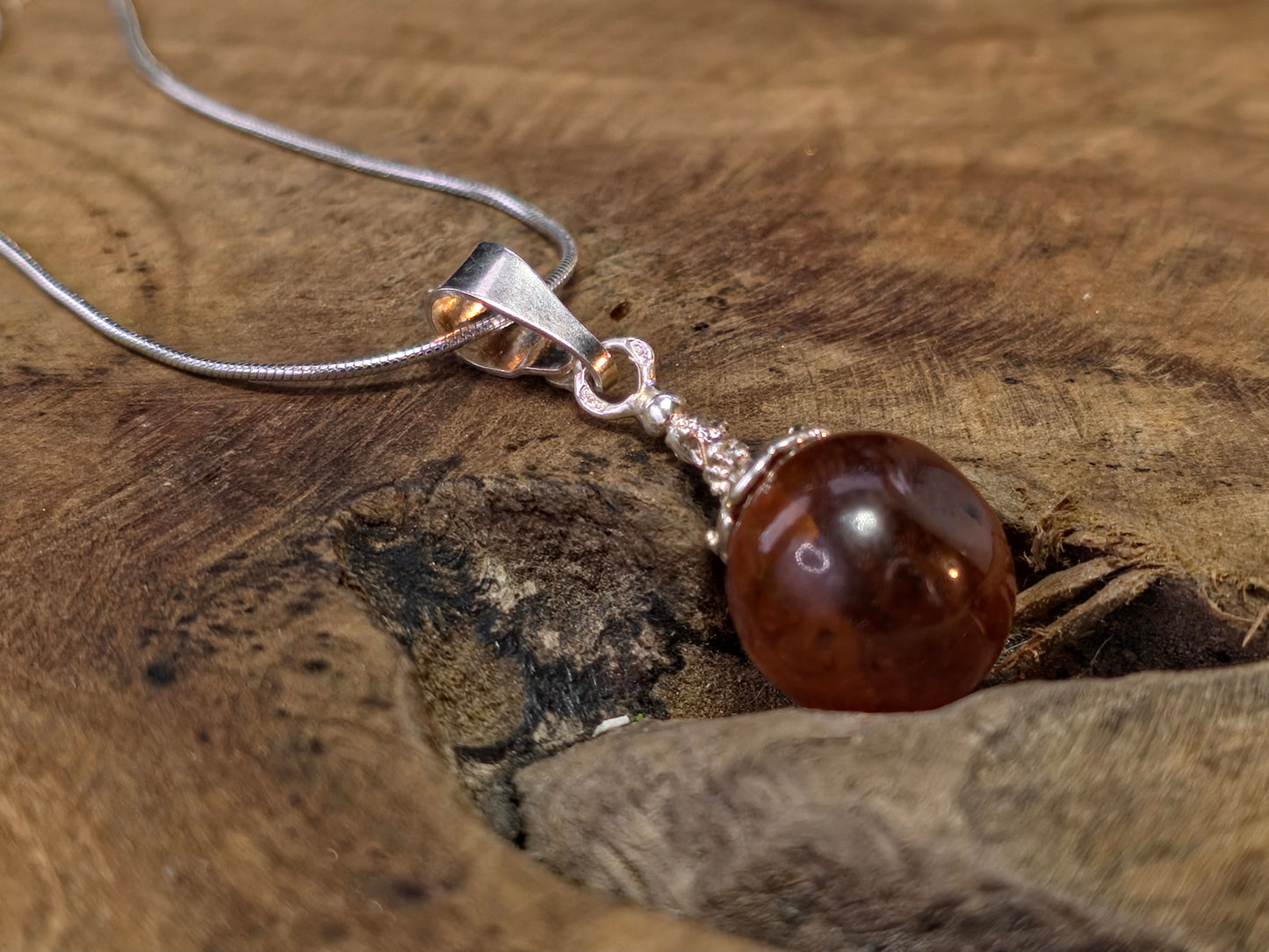 Handgemaakte hanger van 925 sterling zilver met Baltische amber – warm cognac & tijdloos design
