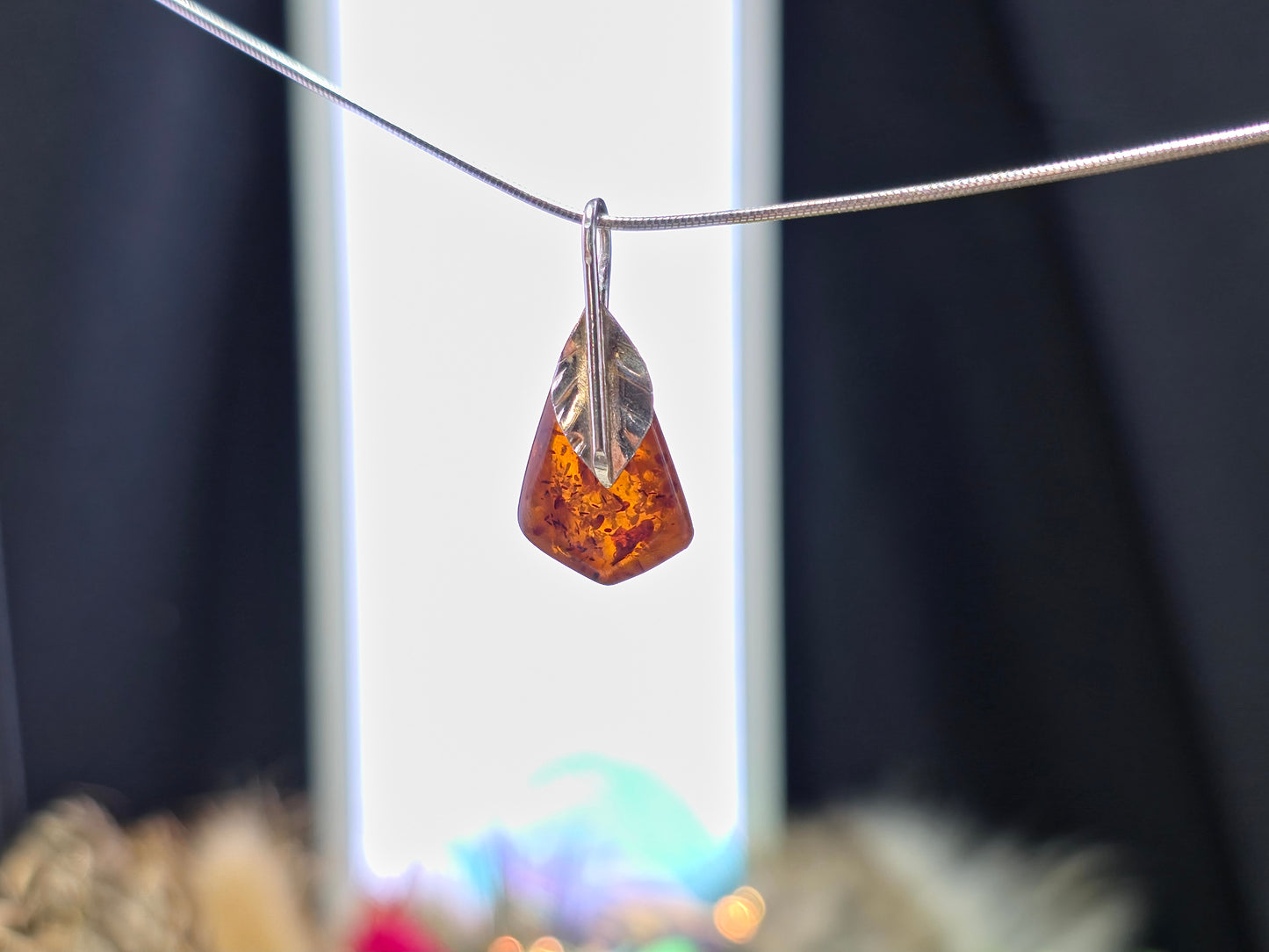 Handgemaakte hanger van 925 sterling zilver met Baltische amber – natuurlijk en tijdloos
