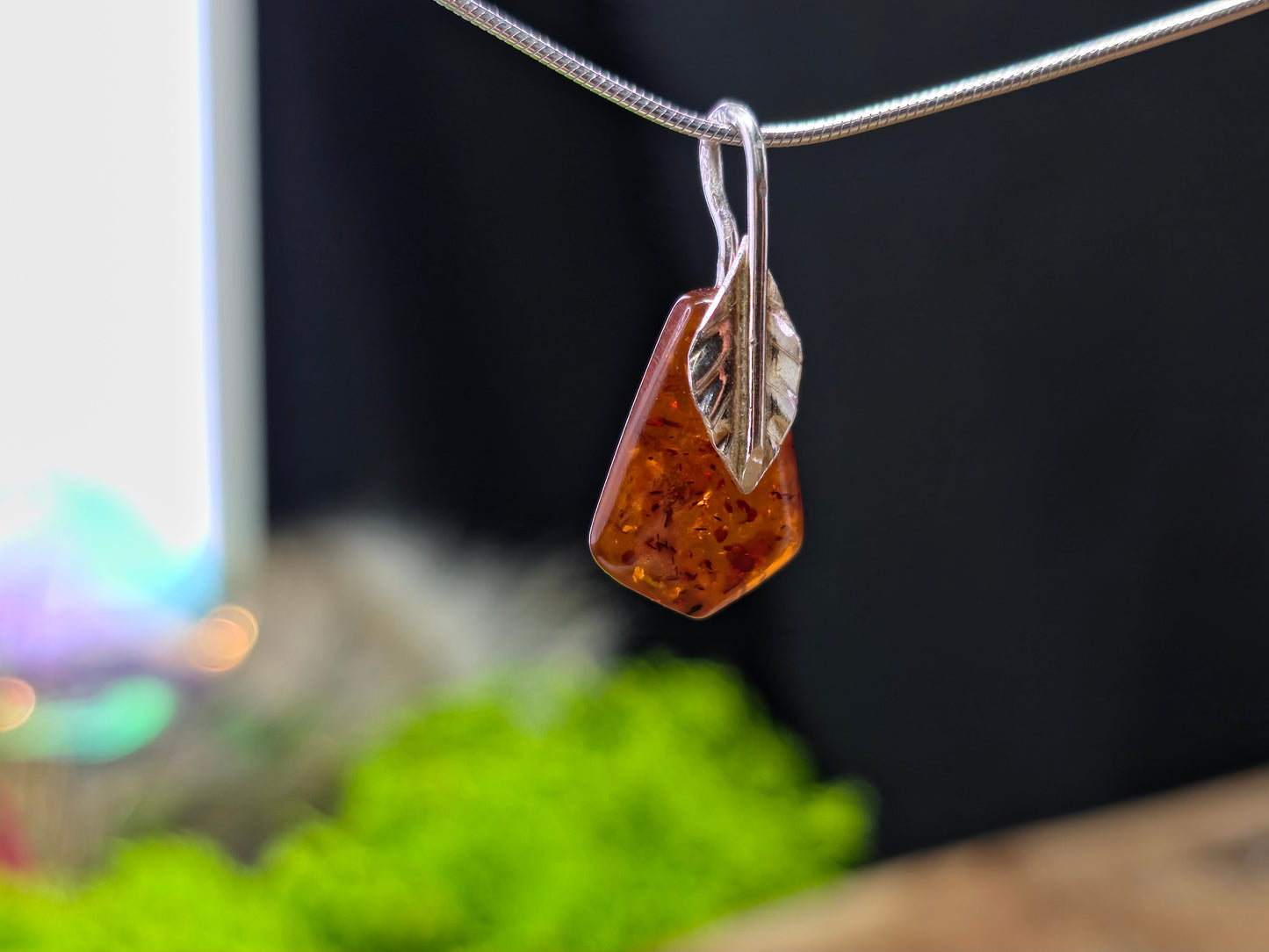 Handgemaakte hanger van 925 sterling zilver met Baltische amber – natuurlijk en tijdloos