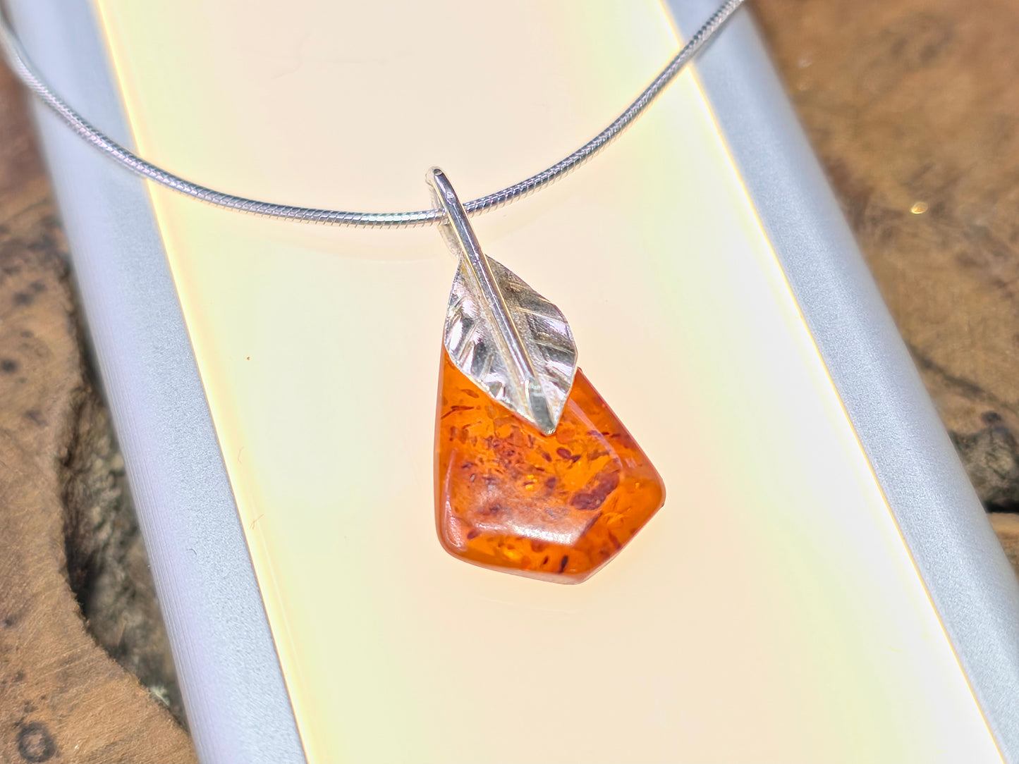 Handgemaakte hanger van 925 sterling zilver met Baltische amber – natuurlijk en tijdloos