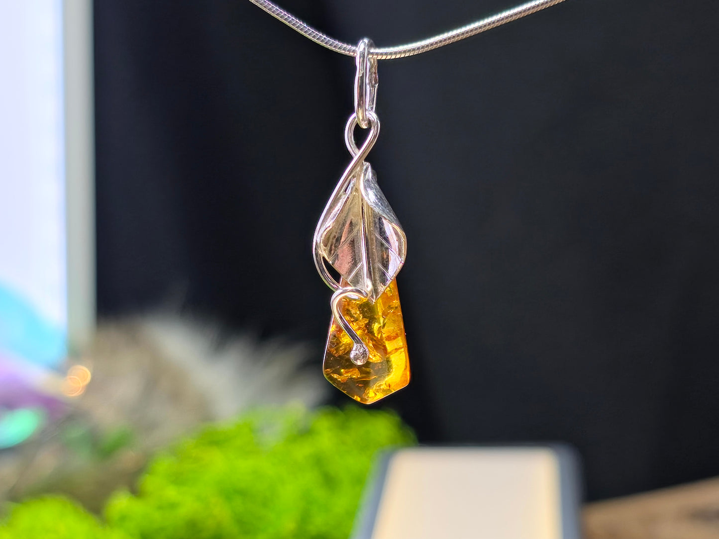 Handgemaakte hanger van 925 sterling zilver met Baltische amber – bladmotief | Natuurlijk & tijdloos