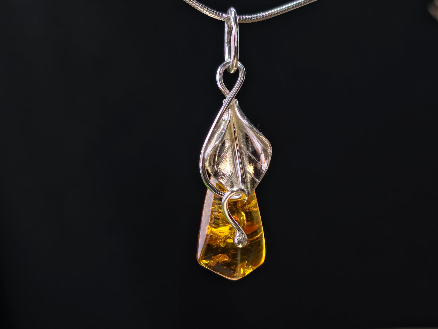 Handgemaakte hanger van 925 sterling zilver met Baltische amber – bladmotief | Natuurlijk & tijdloos