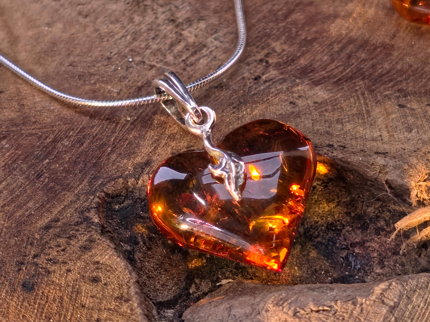 Handgemaakte sieradenset van Baltische amber & 925 sterling zilver – hartvormige hanger en oorbellen