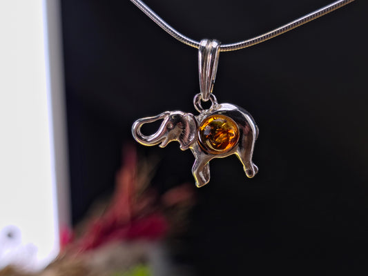 Handgemaakte hanger olifant van 925 sterling zilver met Baltische amber