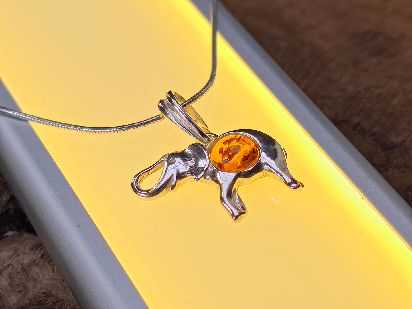 Handgemaakte hanger olifant van 925 sterling zilver met Baltische amber