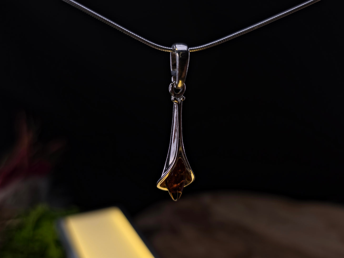 Minimalistische hanger van 925 sterling zilver met Baltische amber – elegant & tijdloos