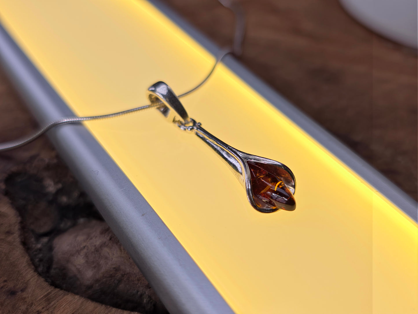 Minimalistische hanger van 925 sterling zilver met Baltische amber – elegant & tijdloos