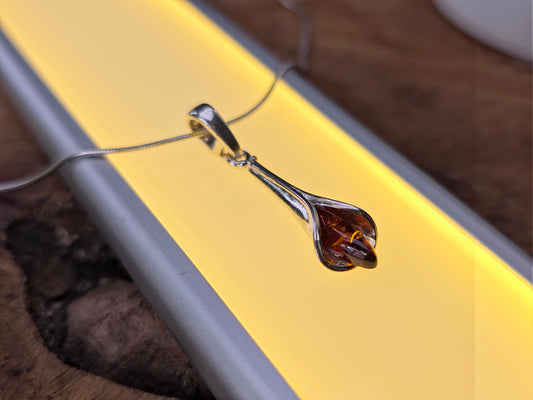Minimalistische hanger van 925 sterling zilver met Baltische amber – elegant & tijdloos
