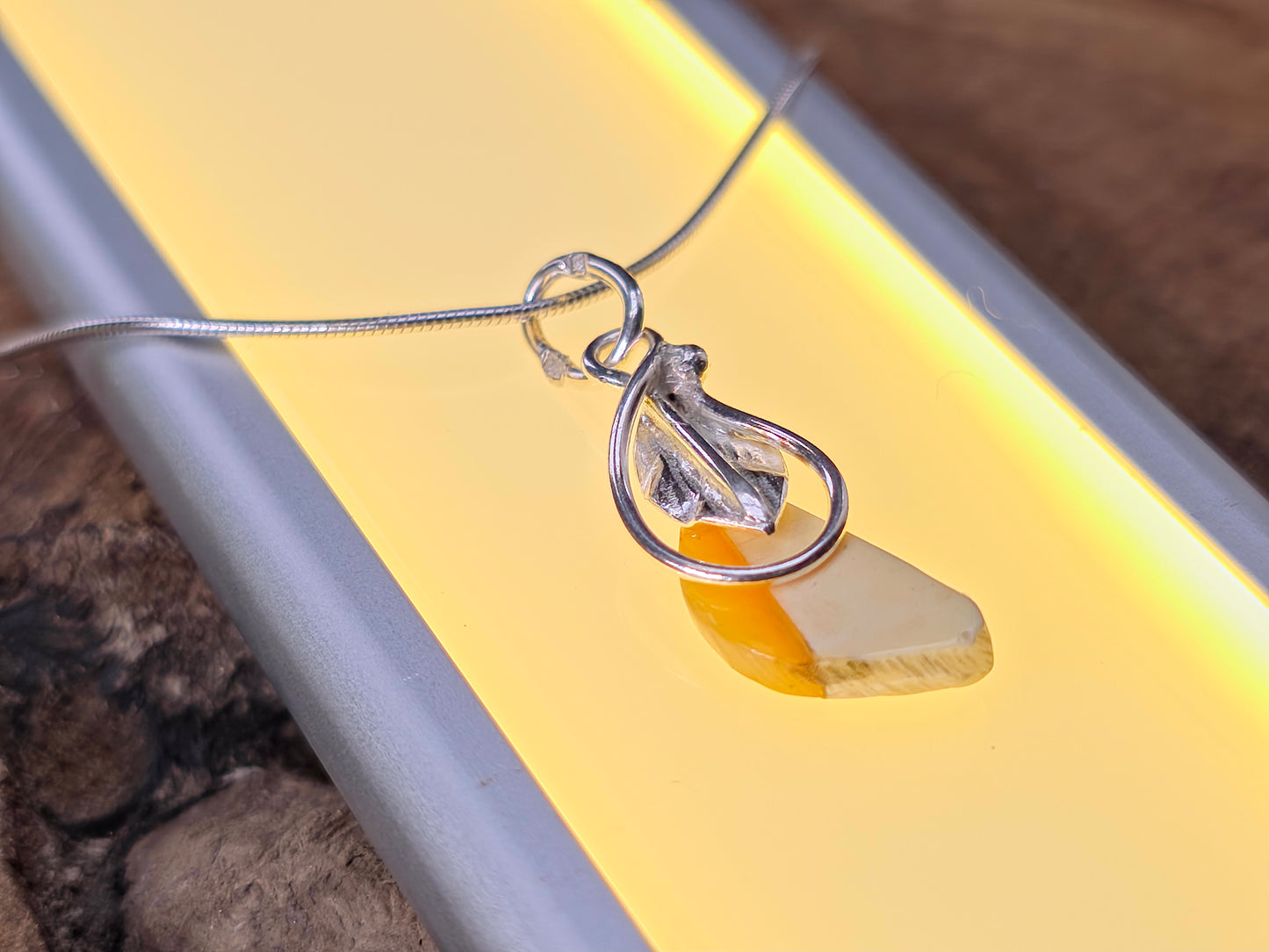 Handgemaakte hanger van 925 sterling zilver met Baltische amber – minimalistisch & natuurlijk