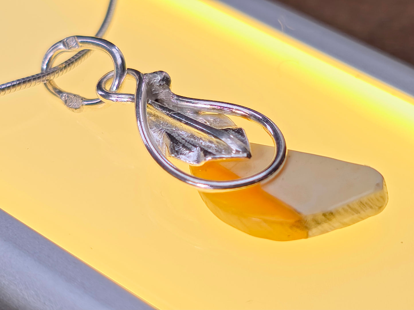 Handgemaakte hanger van 925 sterling zilver met Baltische amber – minimalistisch & natuurlijk