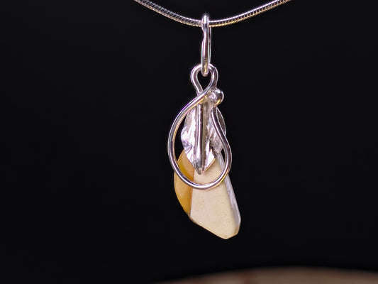 Handgemaakte hanger van 925 sterling zilver met Baltische amber – minimalistisch & natuurlijk