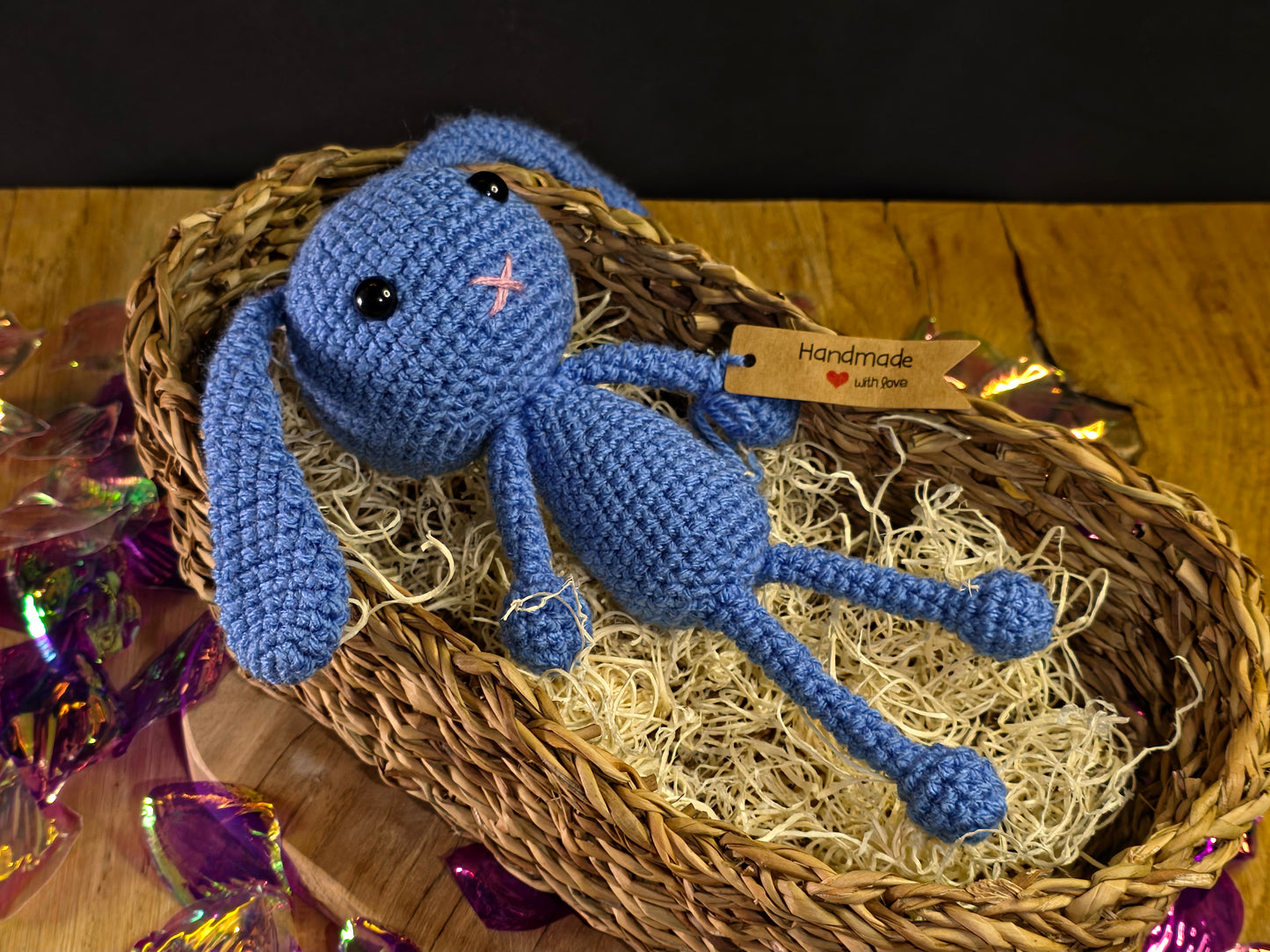 Handgemaakte gehaakte konijn knuffel in cadeau-mand – amigurumi, blauw, met verpakking