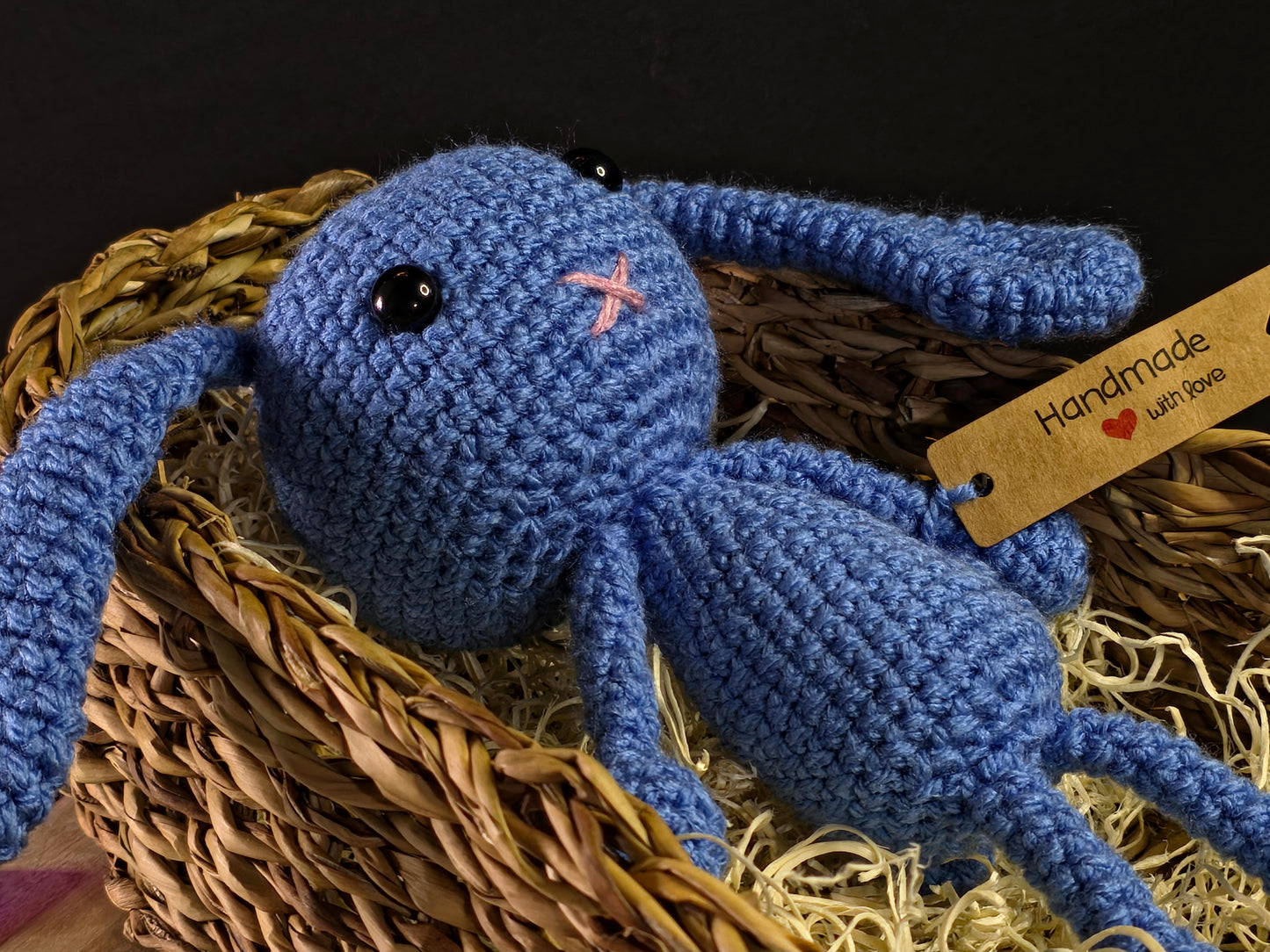 Handgemaakte gehaakte konijn knuffel in cadeau-mand – amigurumi, blauw, met verpakking