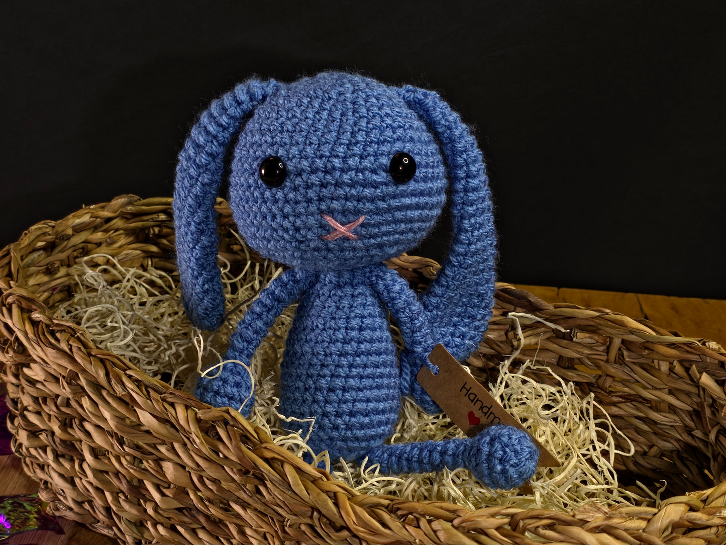 Handgemaakte gehaakte konijn knuffel in cadeau-mand – amigurumi, blauw, met verpakking