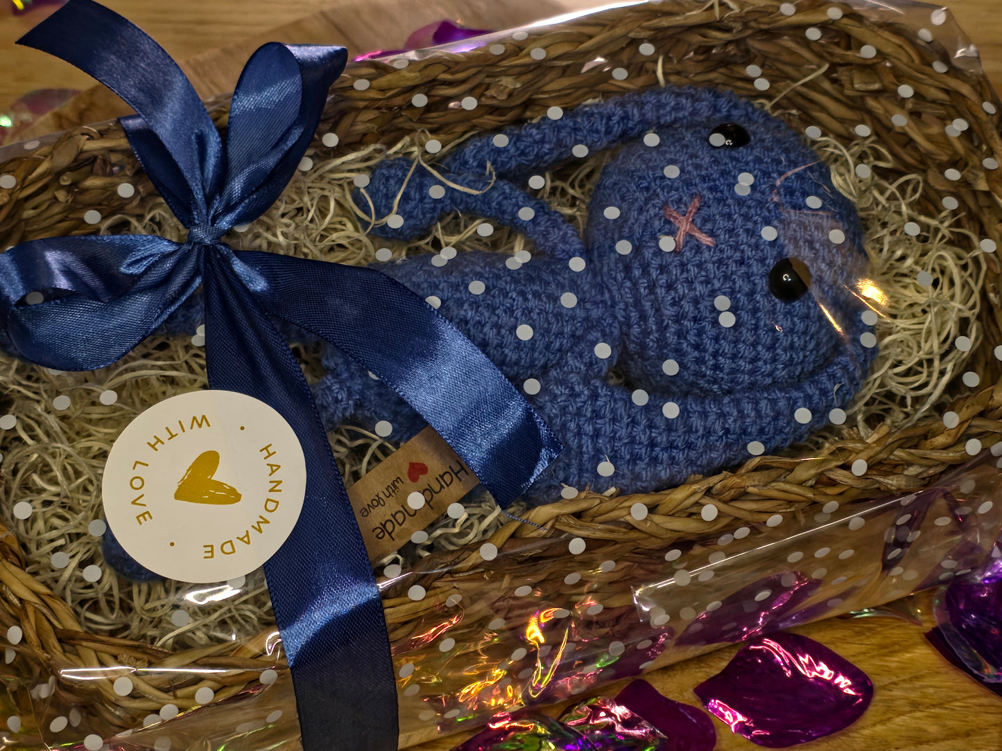 Handgemaakte gehaakte konijn knuffel in cadeau-mand – amigurumi, blauw, met verpakking
