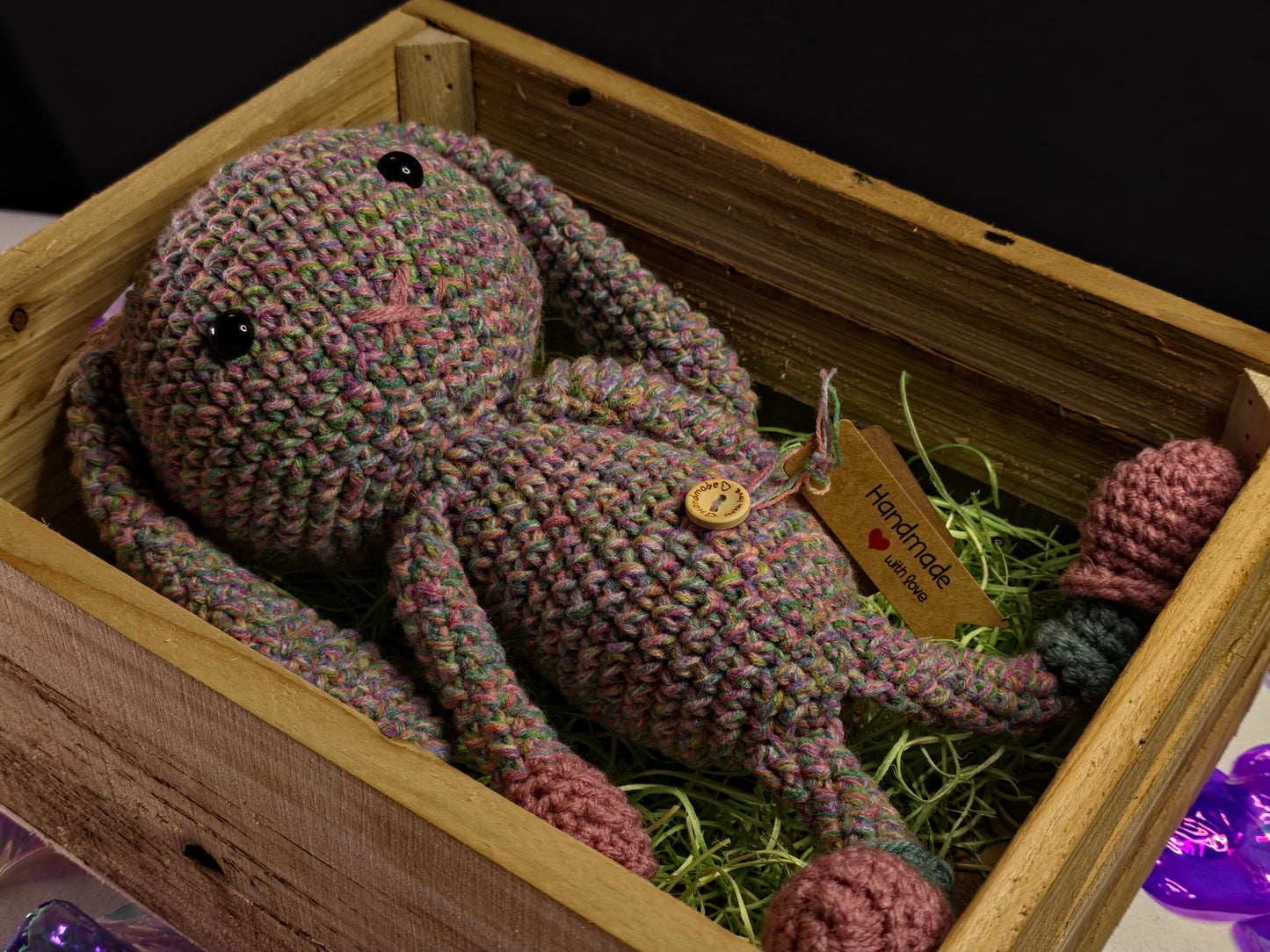 Handgemaakte gehaakte konijnenknuffel in houten geschenkdoos – multicolor amigurumi, met verpakking