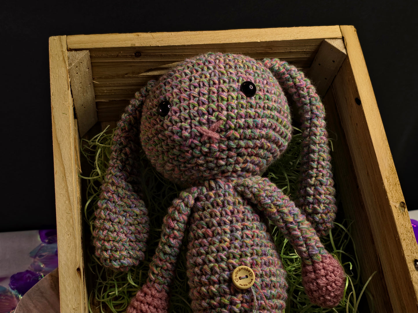 Handgemaakte gehaakte konijnenknuffel in houten geschenkdoos – multicolor amigurumi, met verpakking
