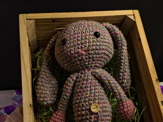 Handgemaakte gehaakte konijnenknuffel in houten geschenkdoos – multicolor amigurumi, met verpakking