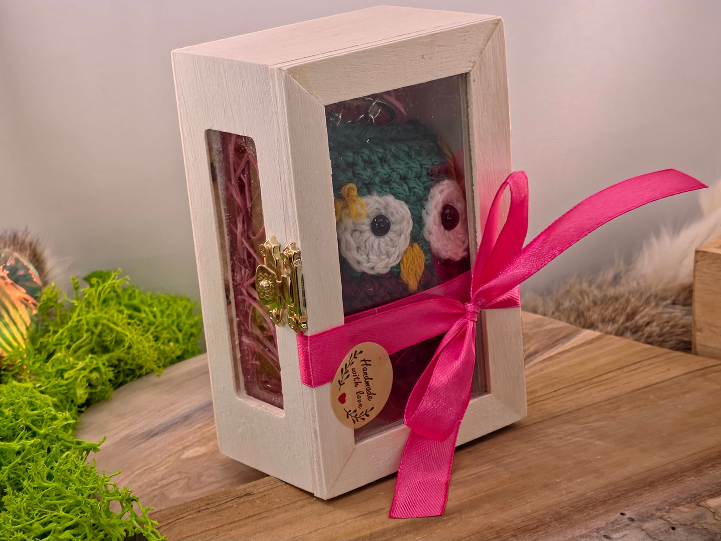 Handgemaakte gehaakte uil sleutelhanger – amigurumi, in houten geschenkdoos