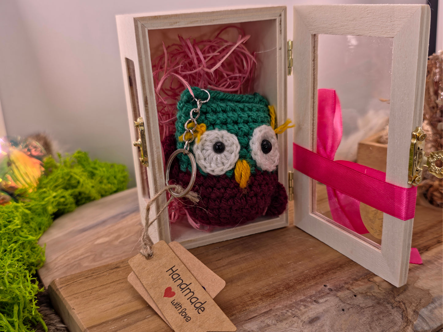Handgemaakte gehaakte uil sleutelhanger – amigurumi, in houten geschenkdoos