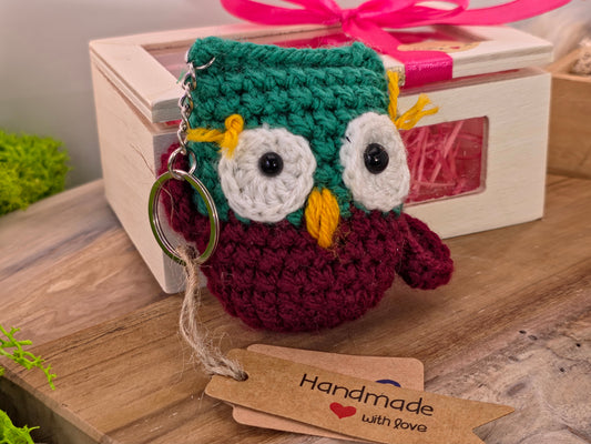 Handgemaakte gehaakte uil sleutelhanger – amigurumi, in houten geschenkdoos