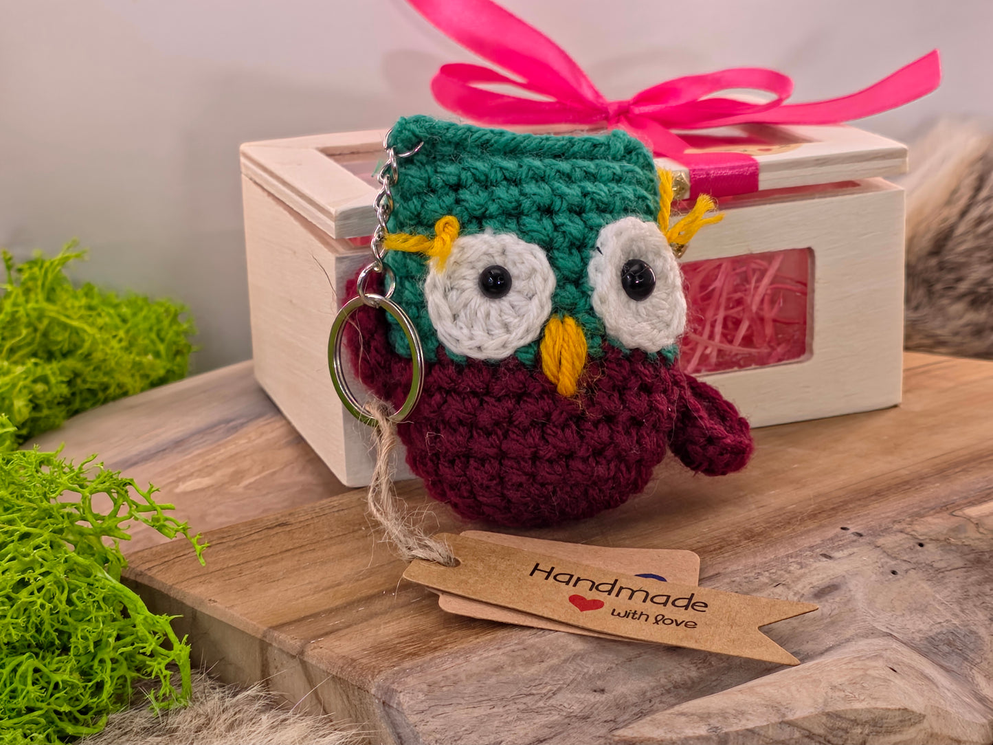 Handgemaakte gehaakte uil sleutelhanger – amigurumi, in houten geschenkdoos
