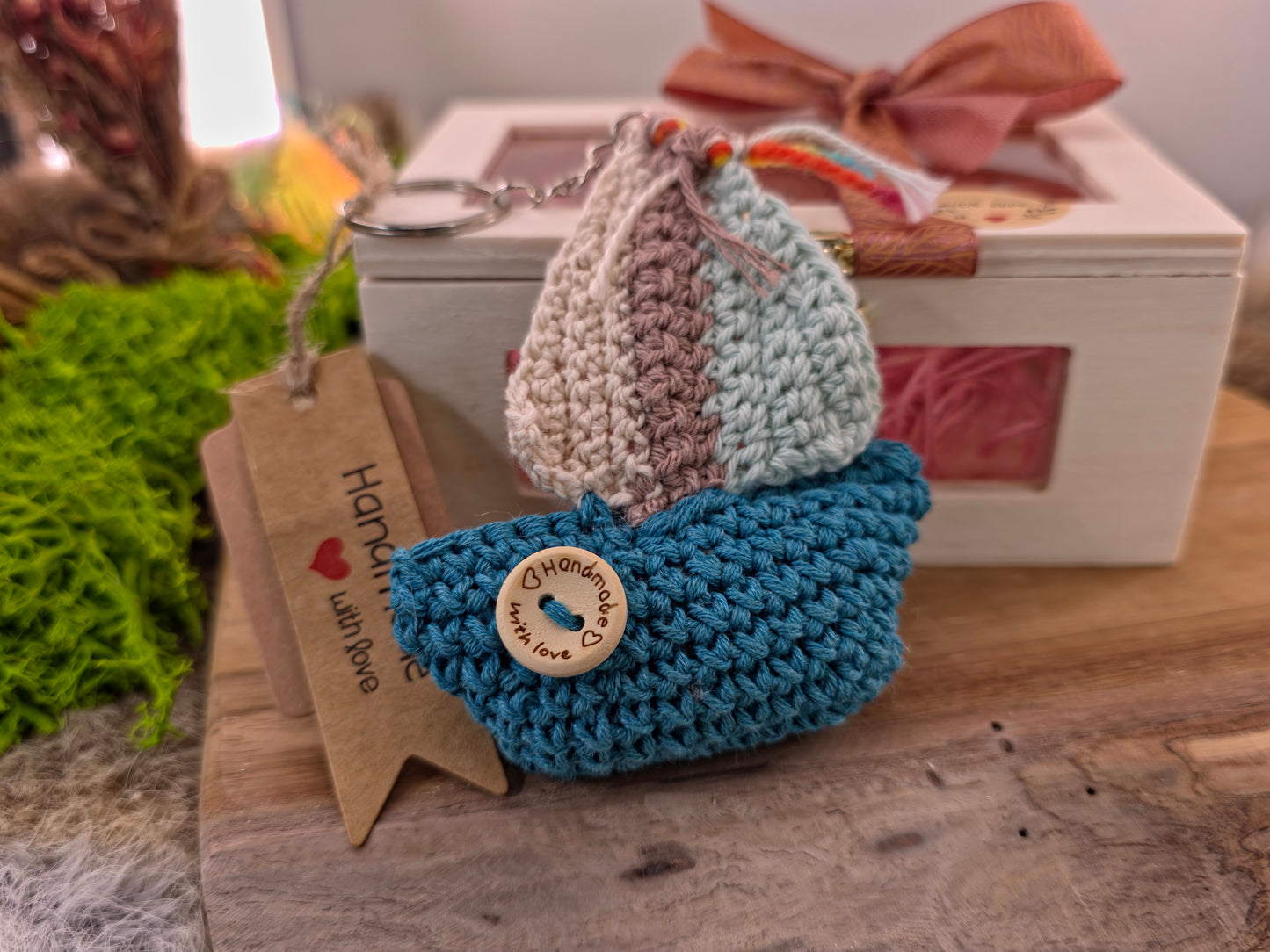 Handgemaakte gehaakte sleutelhanger zeilboot – crochet amigurumi in houten geschenkdoos