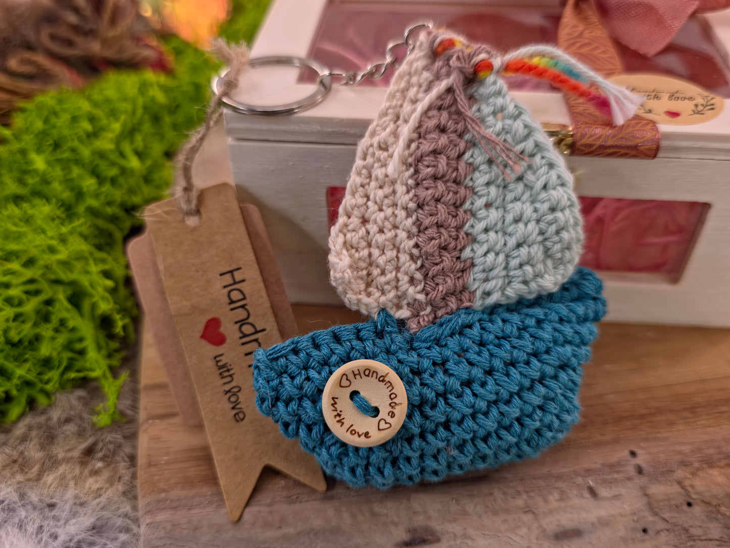 Handgemaakte gehaakte sleutelhanger zeilboot – crochet amigurumi in houten geschenkdoos